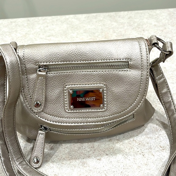 NINE WEST FAUX LEATHER TAUPE METALLIC COLOR CROSSBODY BAG WITH SILVER HARDWARE - Picture 3 of 10